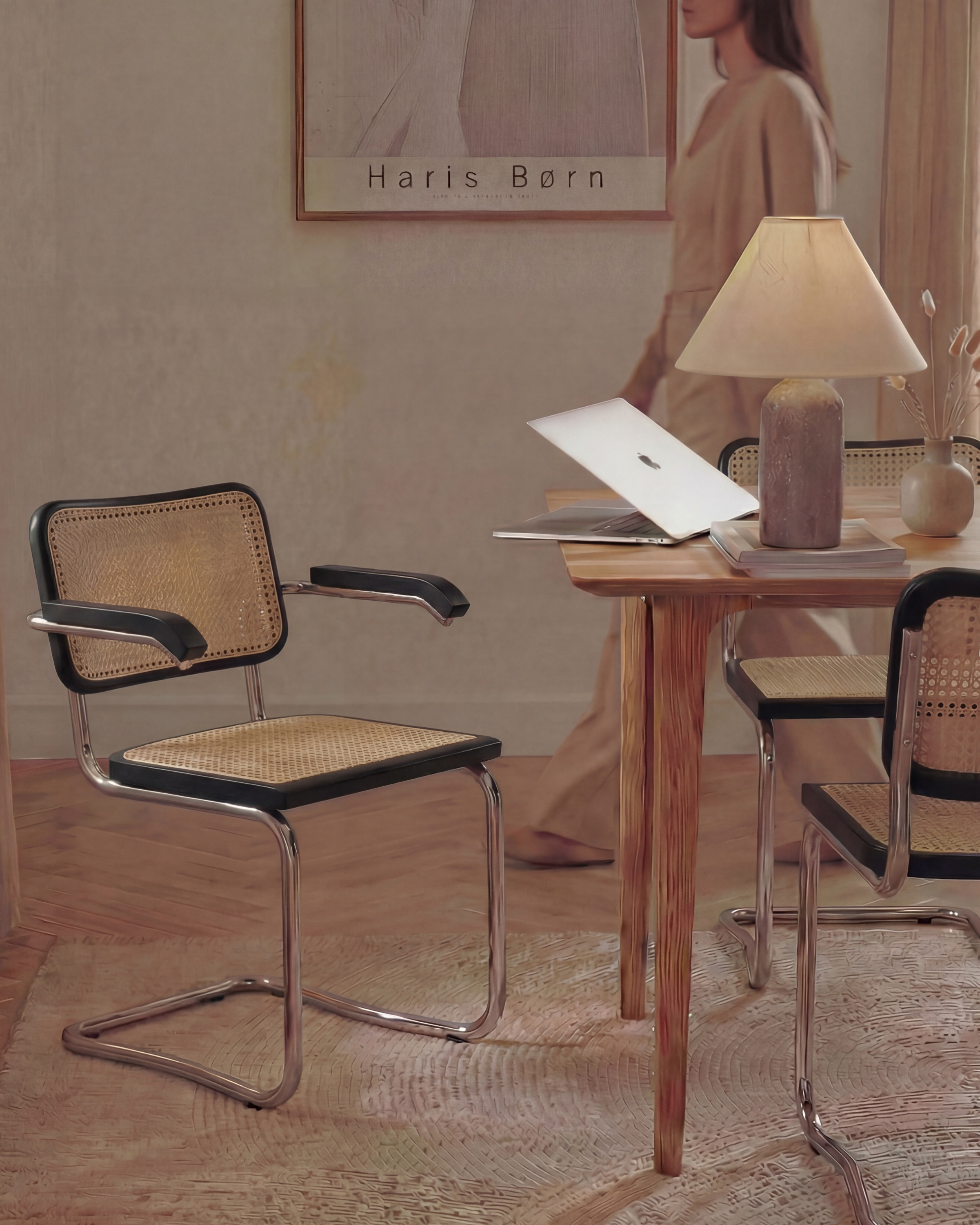 SKØR - Schwarz mit Armlehne